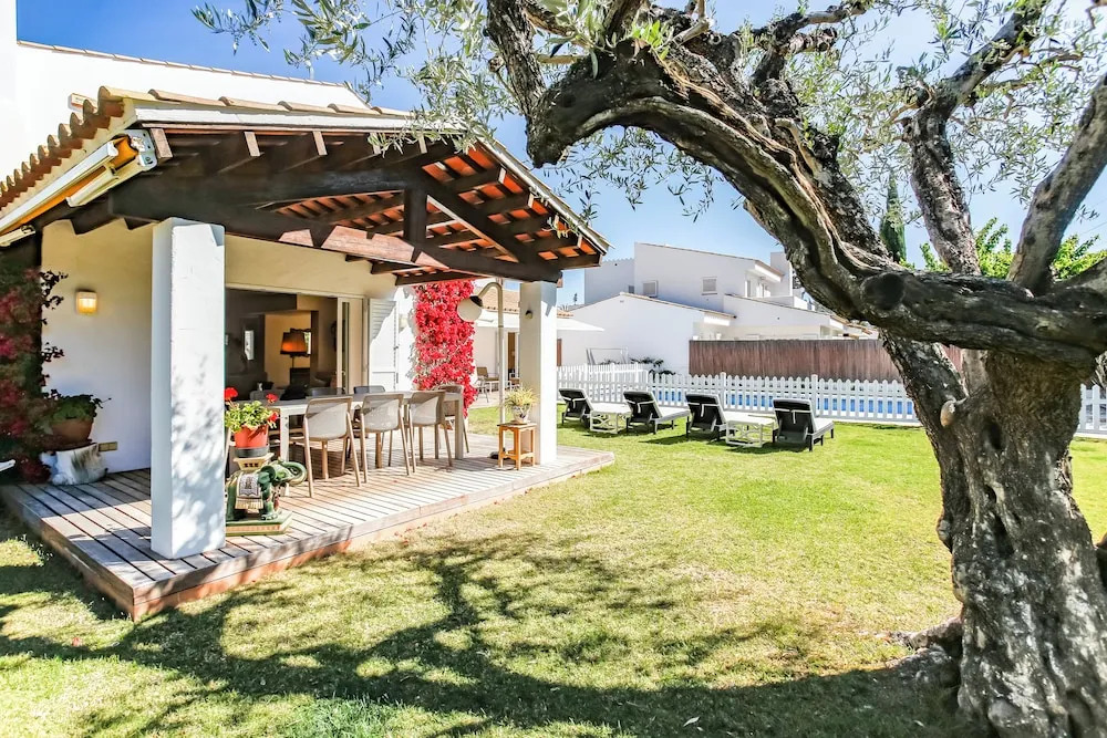Just 10 Minutes From Sitges, House With Private Garden and Pool-
