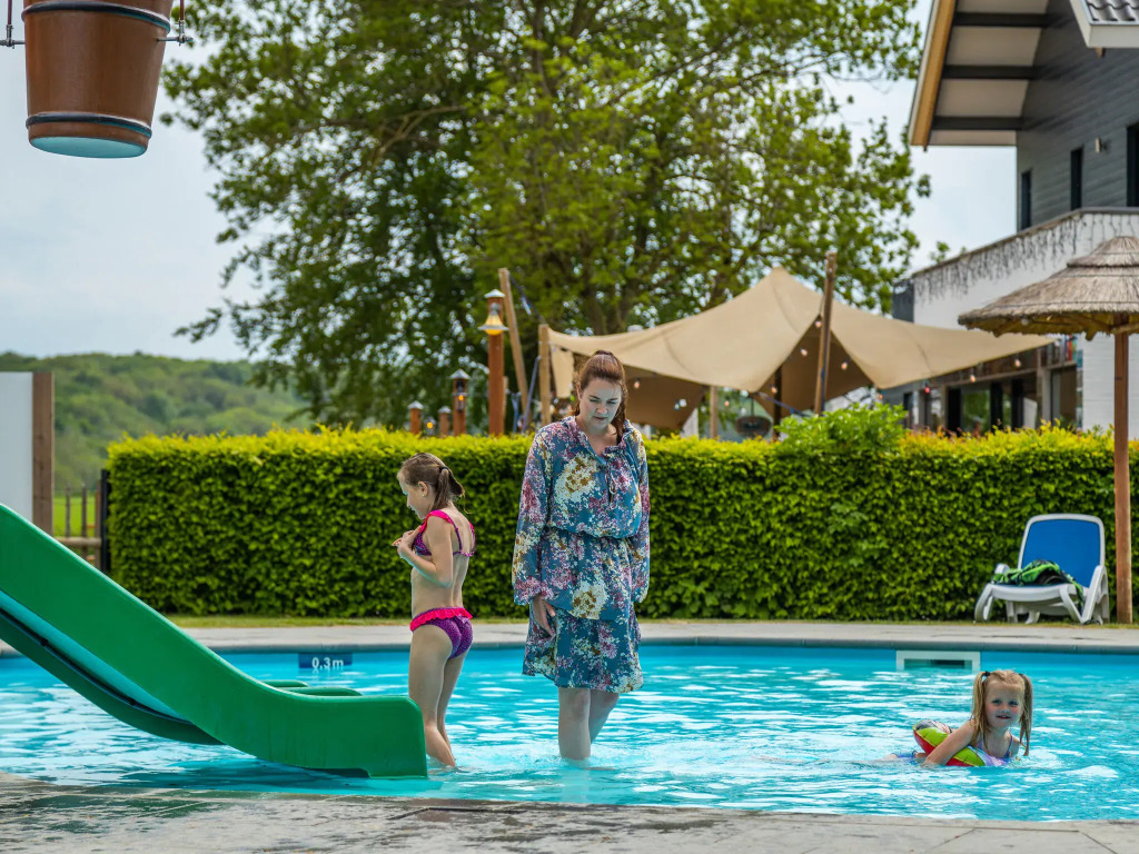 Comfortable chalet with cooking island, in a holiday park on the Gulperberg