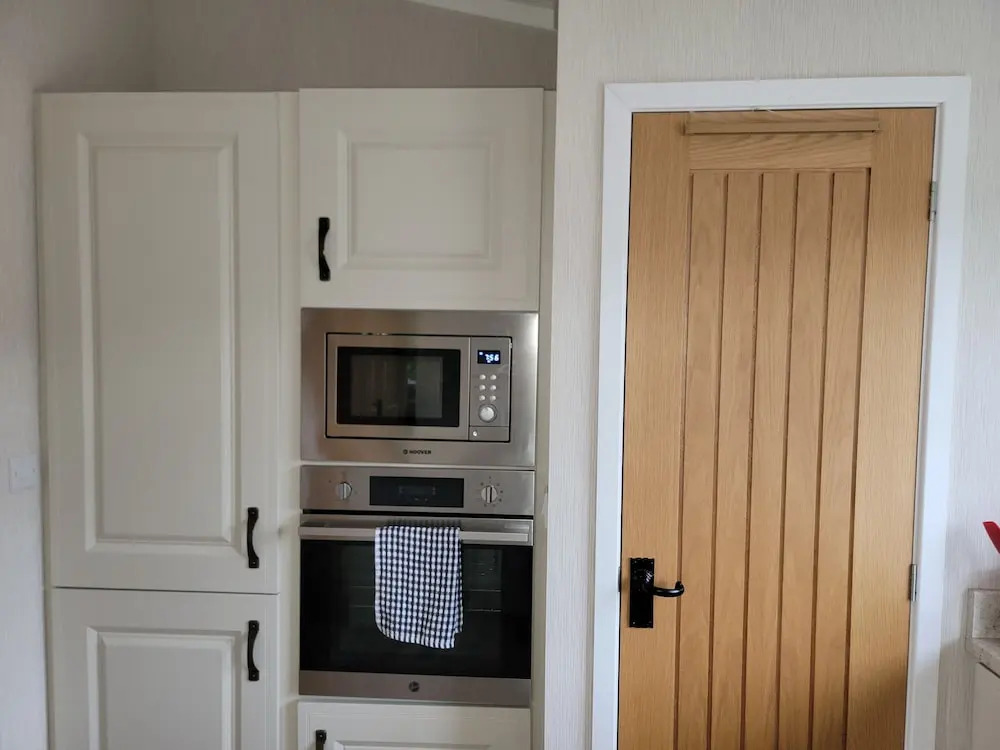 Luxury 2-bed Lodge in Routh, Sleeps 4 With Hot Tub