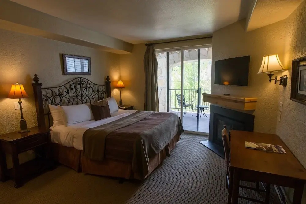 Enormous Condo with Stunning Mountain Views by RedAwning - Save 20% on 7+ Nights!
