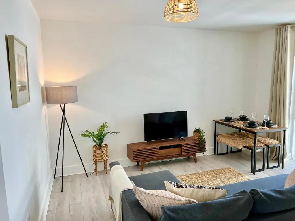 2 Bedroom Serviced Apartment with Free Parking, Wifi & Netflix, Basingstoke