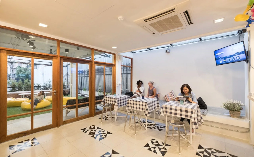 LiveItUp Chitlom Hostel