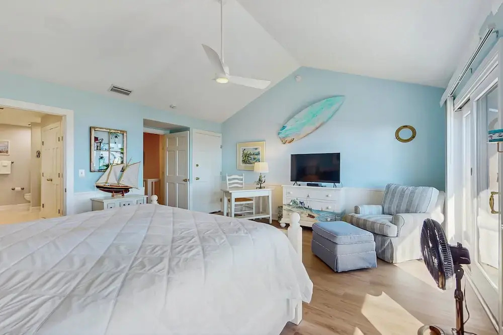 Dog-friendly Oceanfront Townhouse With Covered Balcony, Views, Pool & AC
