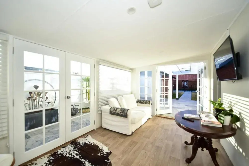 Macleay Cottage with plunge pool and local arts