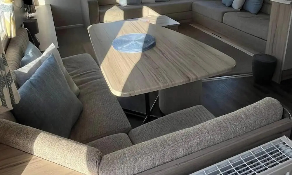 Modern 3-bedroom Caravan Near Beach at T