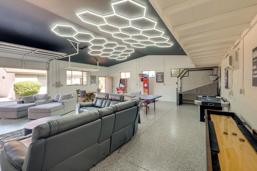 Heated Pool, Game Room: Family Home in Tempe!