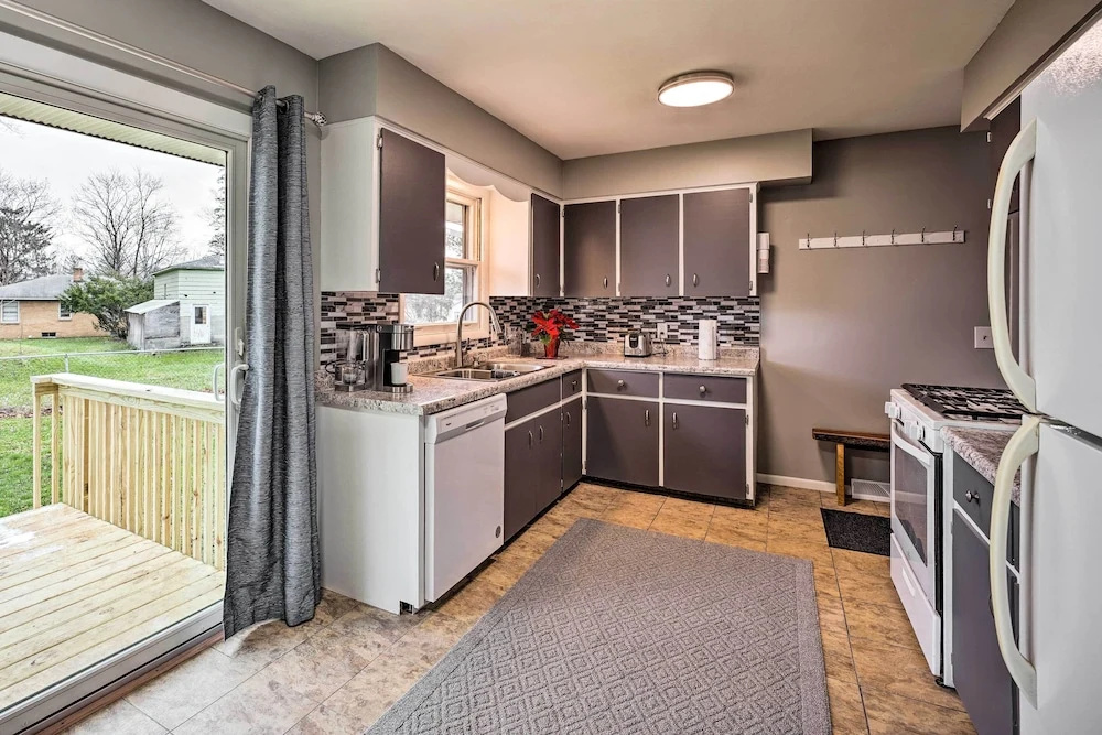 Homey Duplex - 10 Mi to Downtown Grand Rapids!