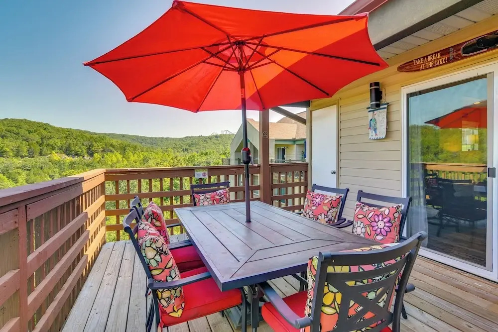 Near Silver Dollar City! Condo w/ Hot Tub & Lake