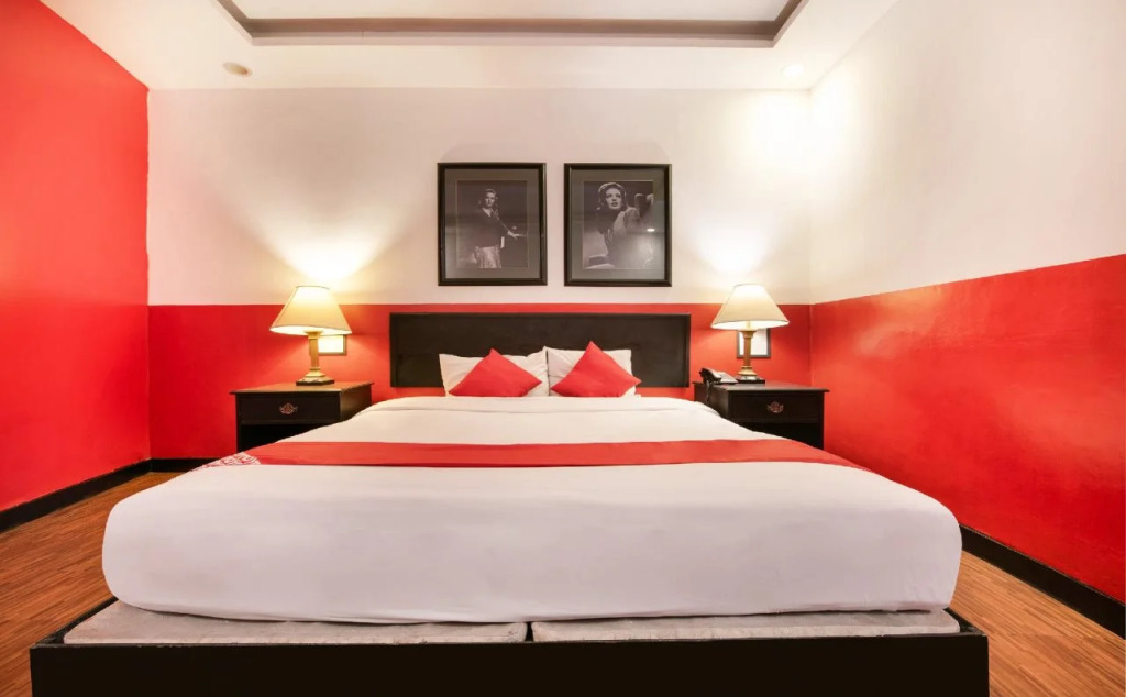 Red Rose Hotel