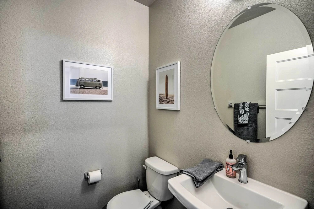 Pet-friendly Elk Grove Retreat w/ Balcony!