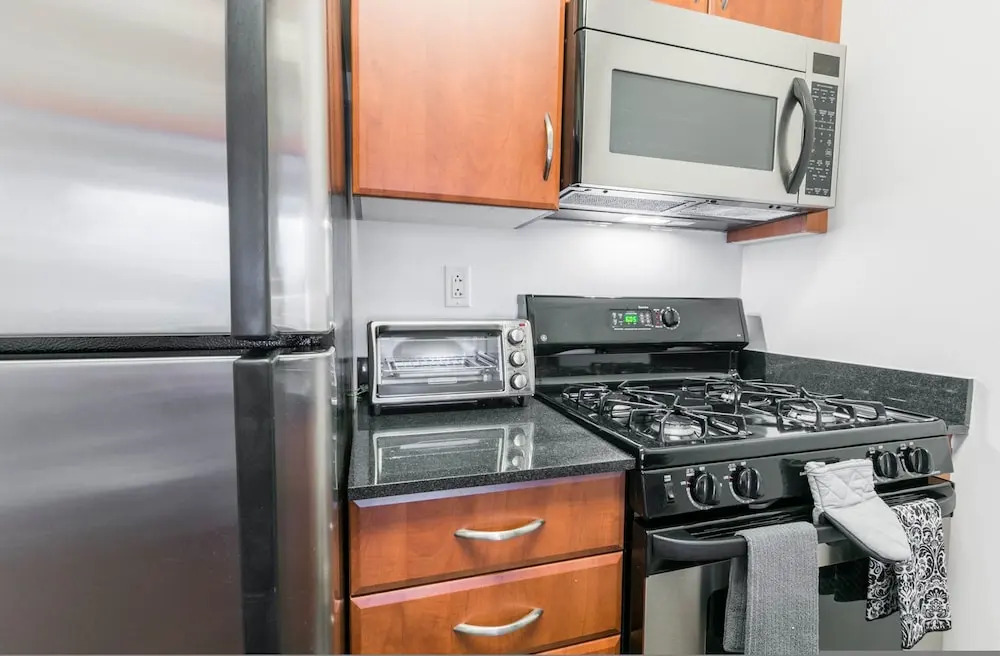 Fully Furnished 1BR in Murray Hills