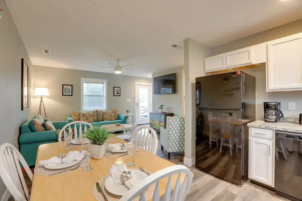 Kitty Hawk Apartment w/ Hot Tub - 1 Mi to Beach!