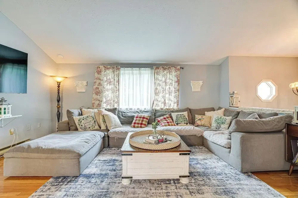 Hot Tub, Fire Pit & Resort Perks: Tobyhanna Home!