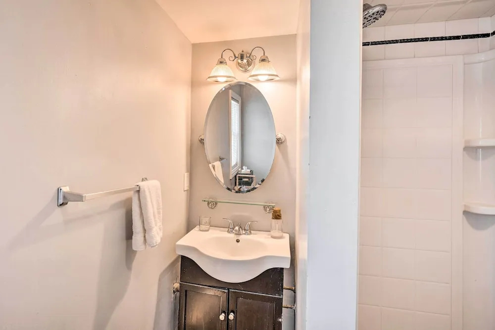 Bright Belmar Cottage < Half Mi to Boardwalk!