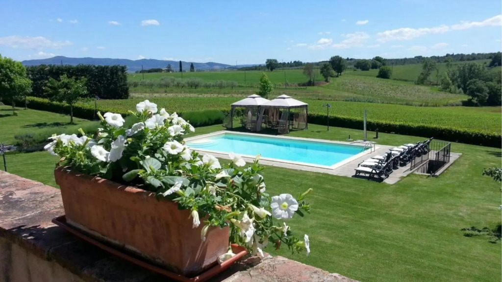 Independent Farmhouse With 7 Bedrooms and Pool Lago Trasimeno-luna Chiara