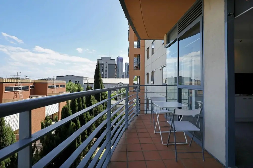 Extra Large 2 Bedroom Apartment in Melbournes Southbank