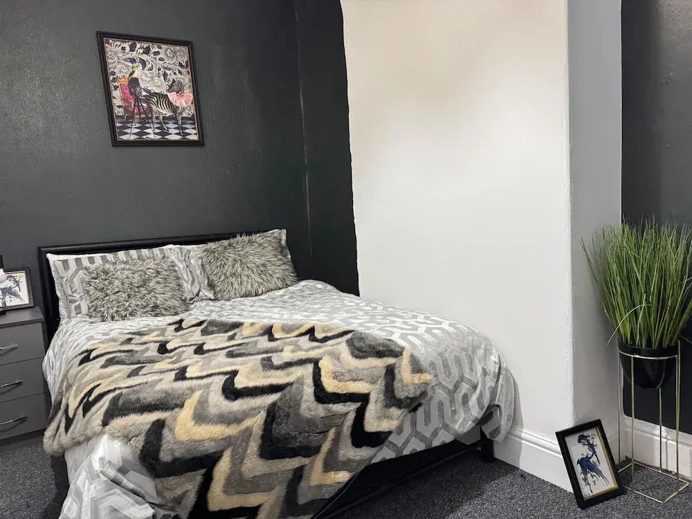 Manchester - House - Sleeps 6 - Parking - Garden