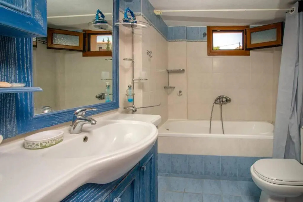 Family 5-bdrm villa with sea views on private land