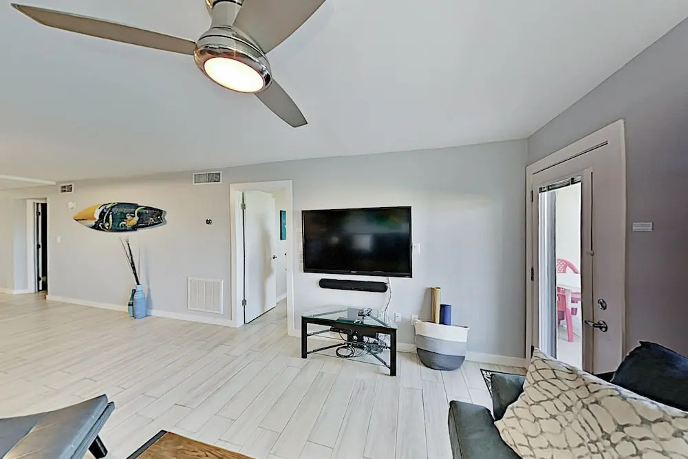 Renovated Saida Towers Getaway W/ Pool & Hot Tub 2 Bedroom Condo