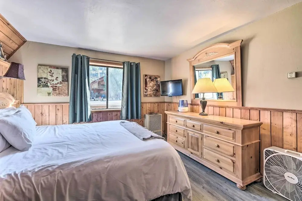 Ski-in/ski-out Red River Cabin w/ Mtn Views!
