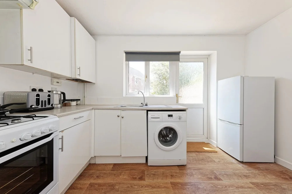 Lovely 2-bed House in Kent - Parking Available