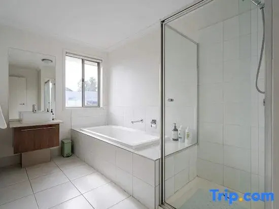 Spacious 4B House in PointCook