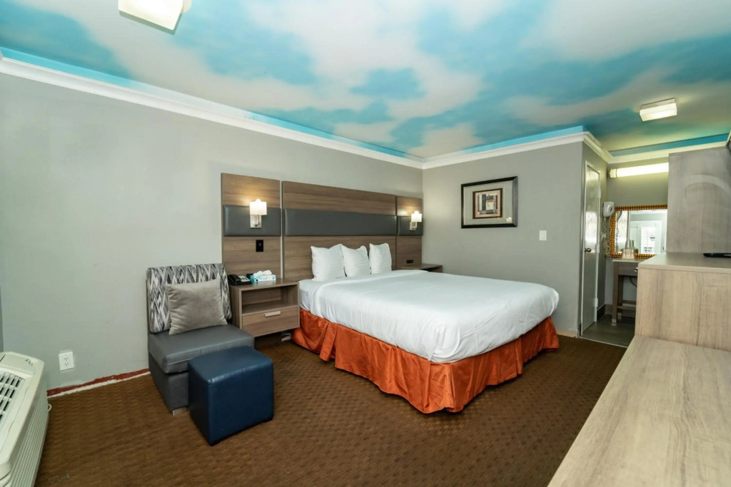 Hollywood Palms Inns & Suites