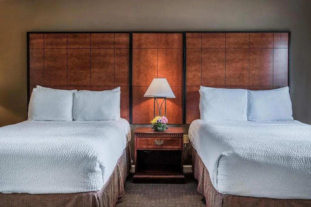 Cloverleaf Suites
