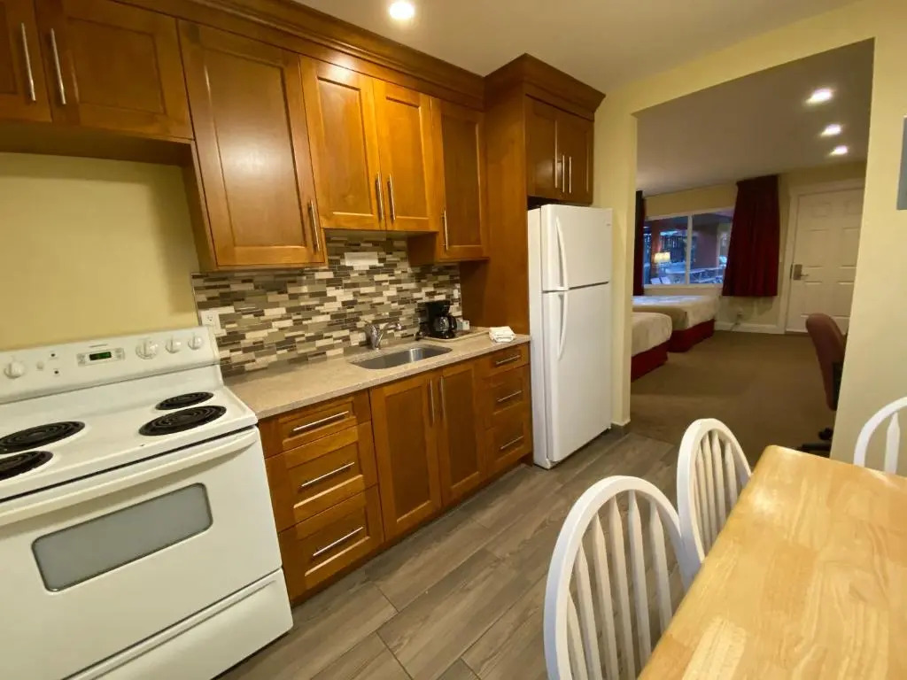 Sahara Courtyard Inn & Suites Osoyoos