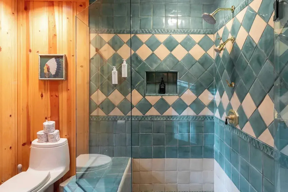Shoreline Lakehouse by Avantstay Majestic Lakefront Cabin w/ Hot Tub & Fire Pit!