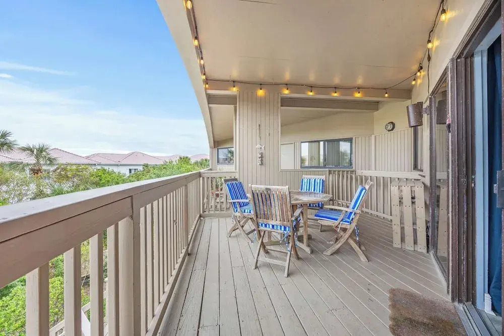Treetop Beach Condo Sleeps 7!