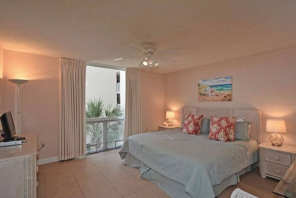 Shoreline 3036 Condo by RedAwning