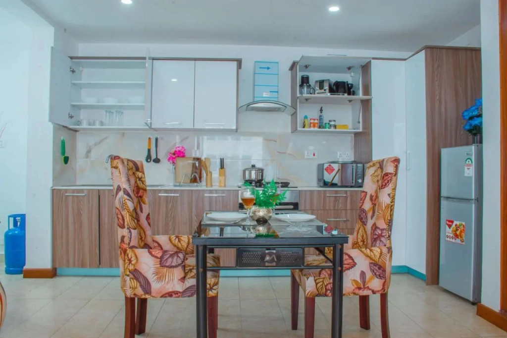 LUXE, ELEGANT 1BR IN KILIMANI STRONG WIFI With pool
