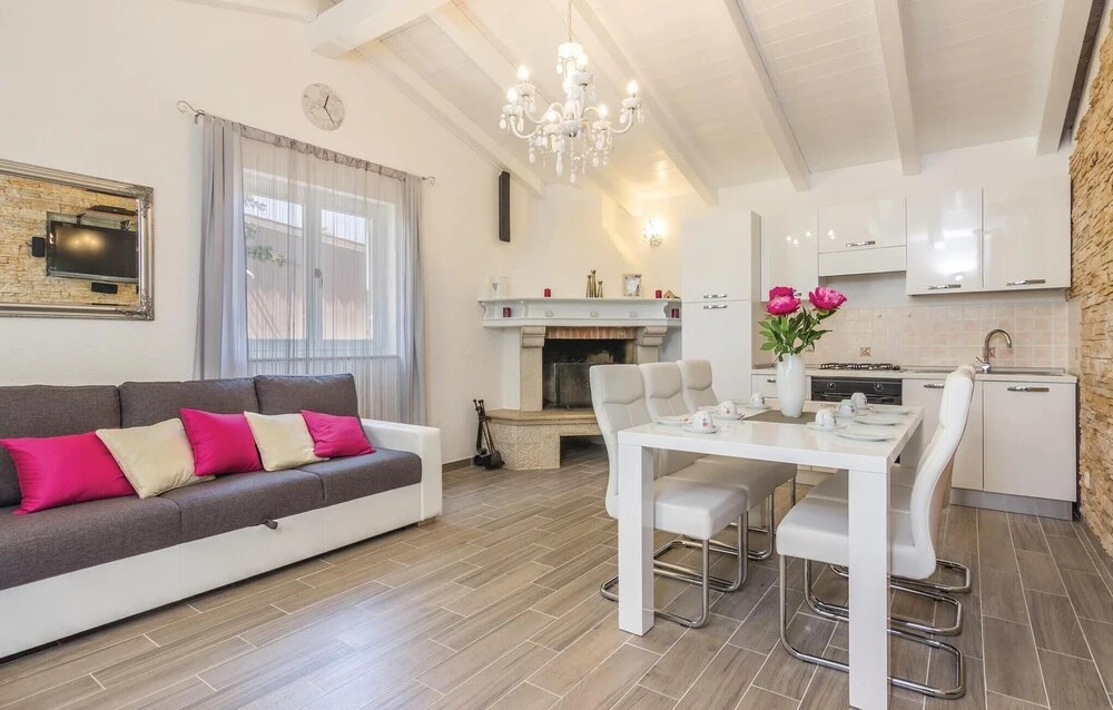 Beautiful Home in Cubani With Wifi and 2 Bedrooms