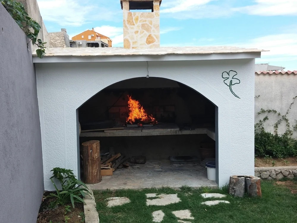 Scenic Apartment in Dalmatia With Lovely Garden