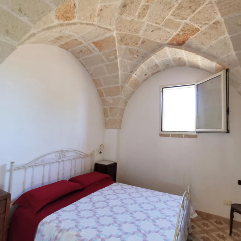 Antico trullo ristrutturato con piscina e giardino