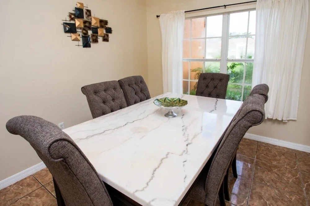 Cheerful 5 bed - 4 Bath Spacious Home