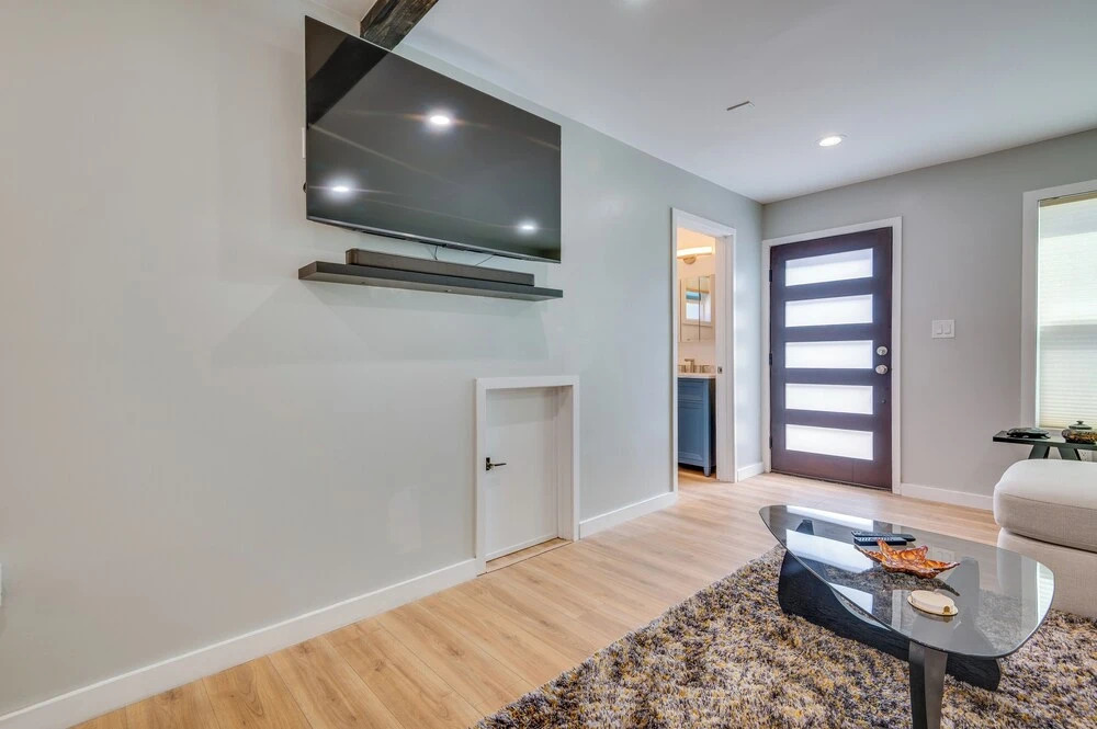Work, Play & Unwind! Sleek LA Apartment w/ Yard