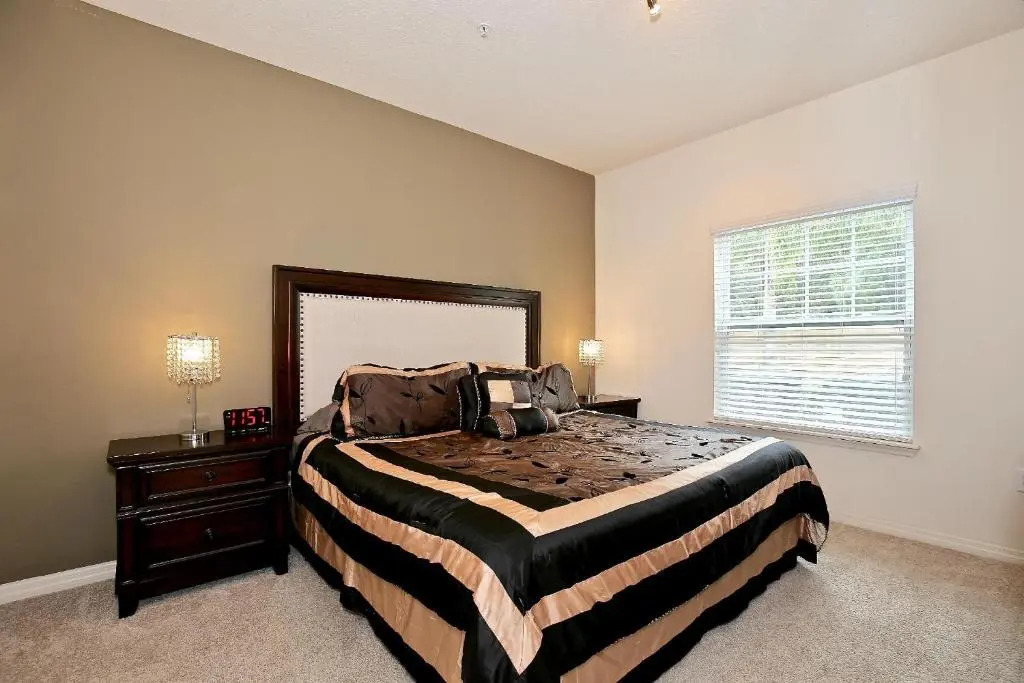 Amazing townhouse fits in10 gated community just 10 min to Disney!