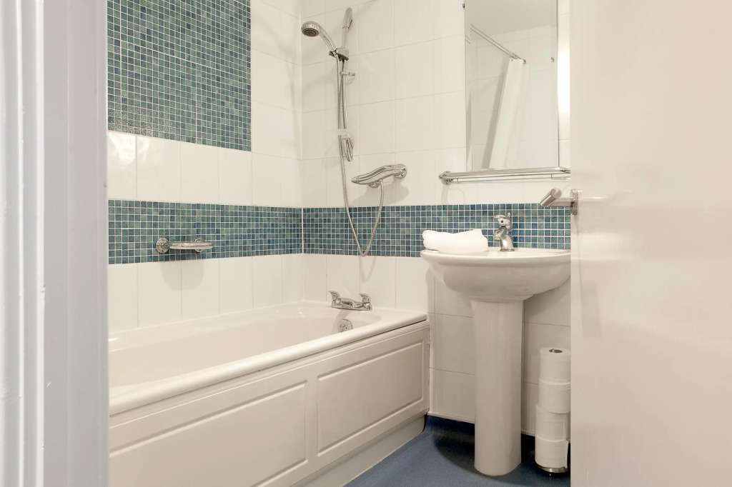 Historic Building Large Central 2 Bedroom Apartment Sleeps 6