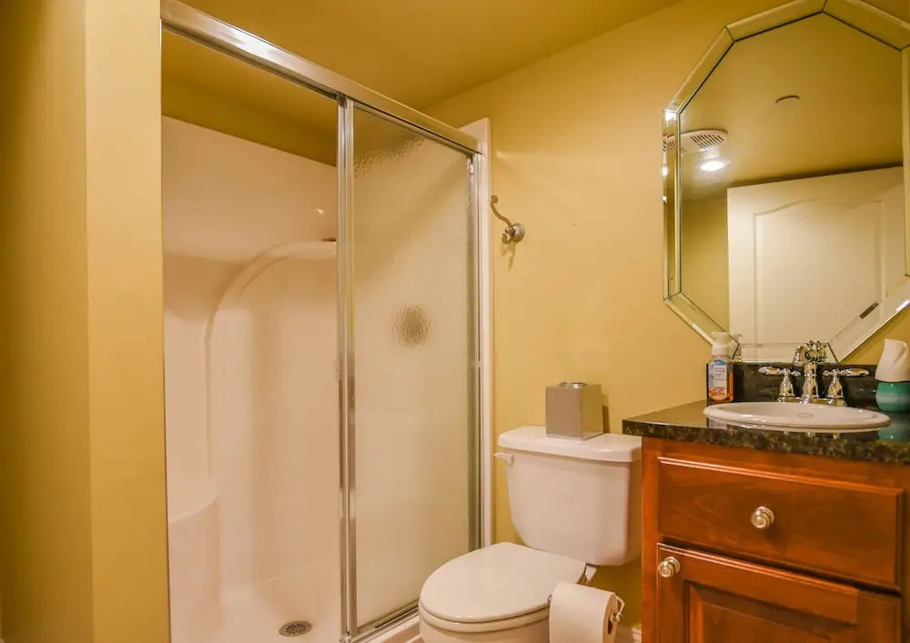 Large Home On Private Peninsula With Hot Tub + Sauna! 4 Bedroom Home