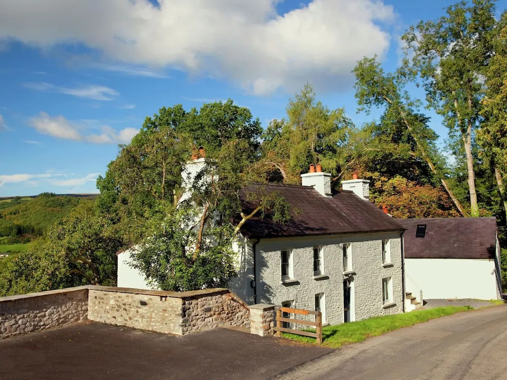 Modern Holiday Home in the Hills of Rhandirmwyn Valley, Nearby the Coast