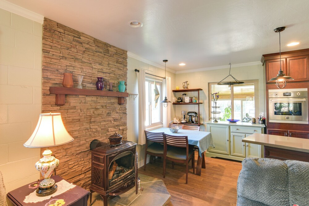 Quiet Challenge-Brownsville Home Near Collins Lake