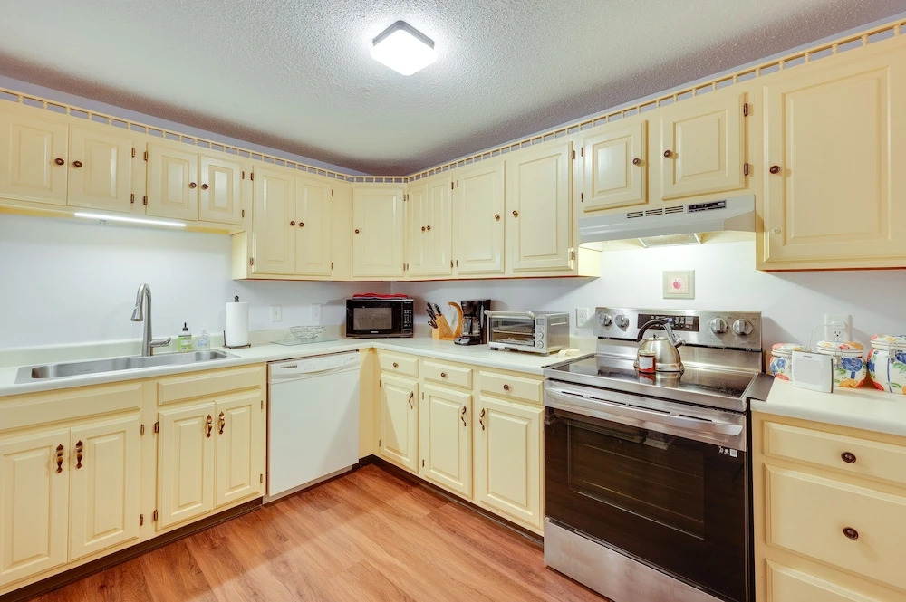 Inviting Bartlett Condo: 1 Mi to Attitash Mountain