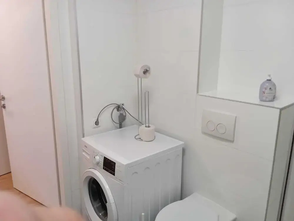 City Center Metro 1BR 1LR King Bed