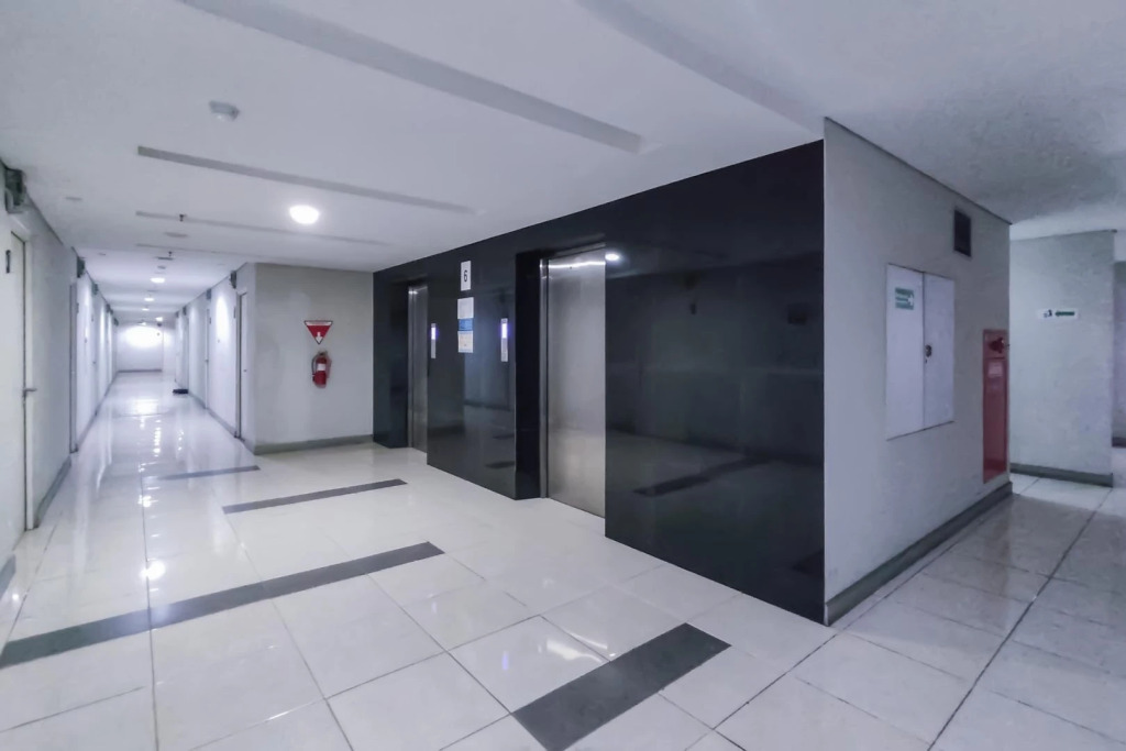 RedDoorz Apartment @ Skylounge Tamansari