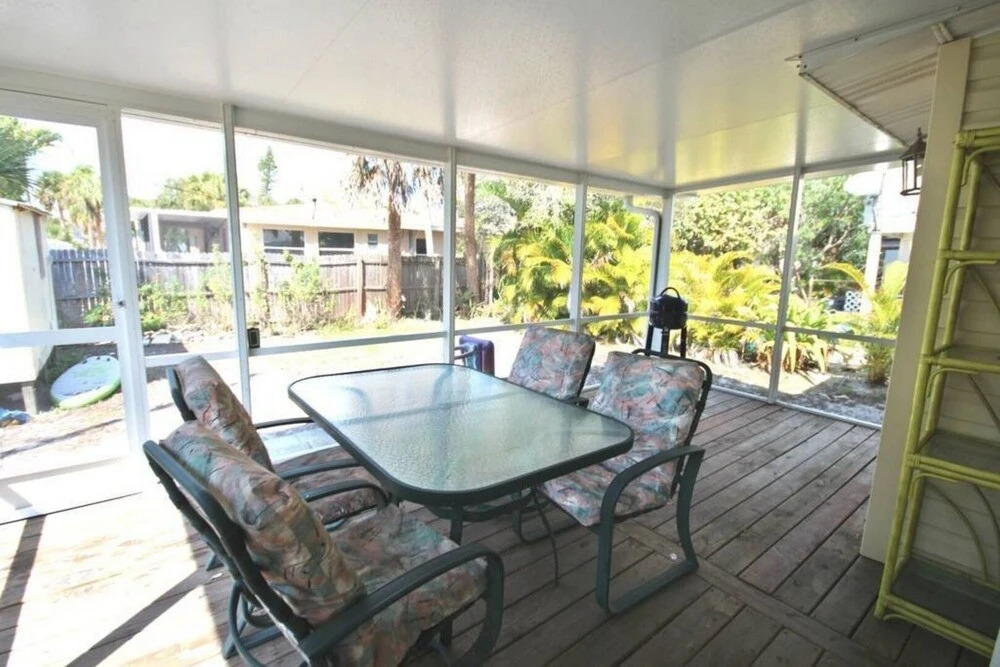 Mermaid Bungalow- 2 BR House Close to the Beach