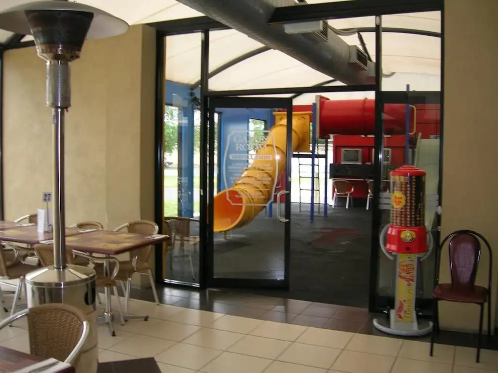 Overlander Hotel Motel
