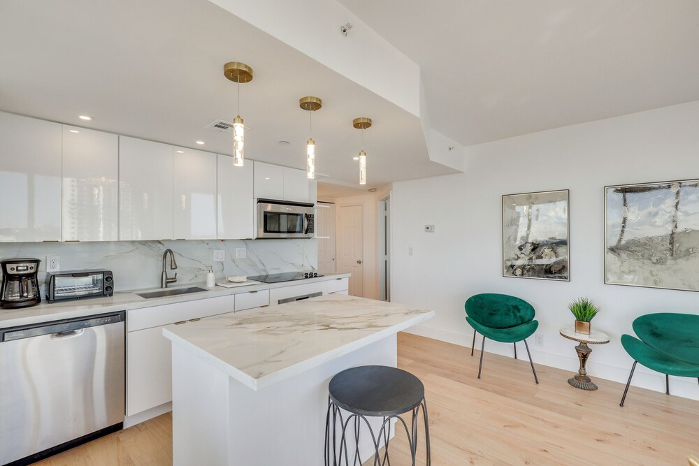 Elegant Condo w/ Stunning Views in Dtwn Hollywood