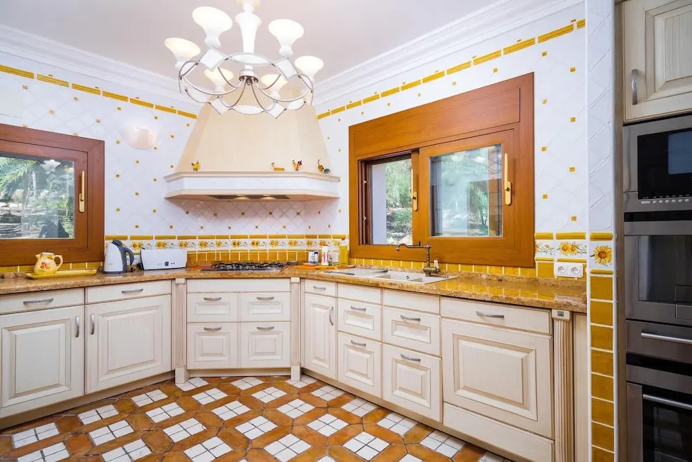 Gorgeous private villa for 10 in Moraira